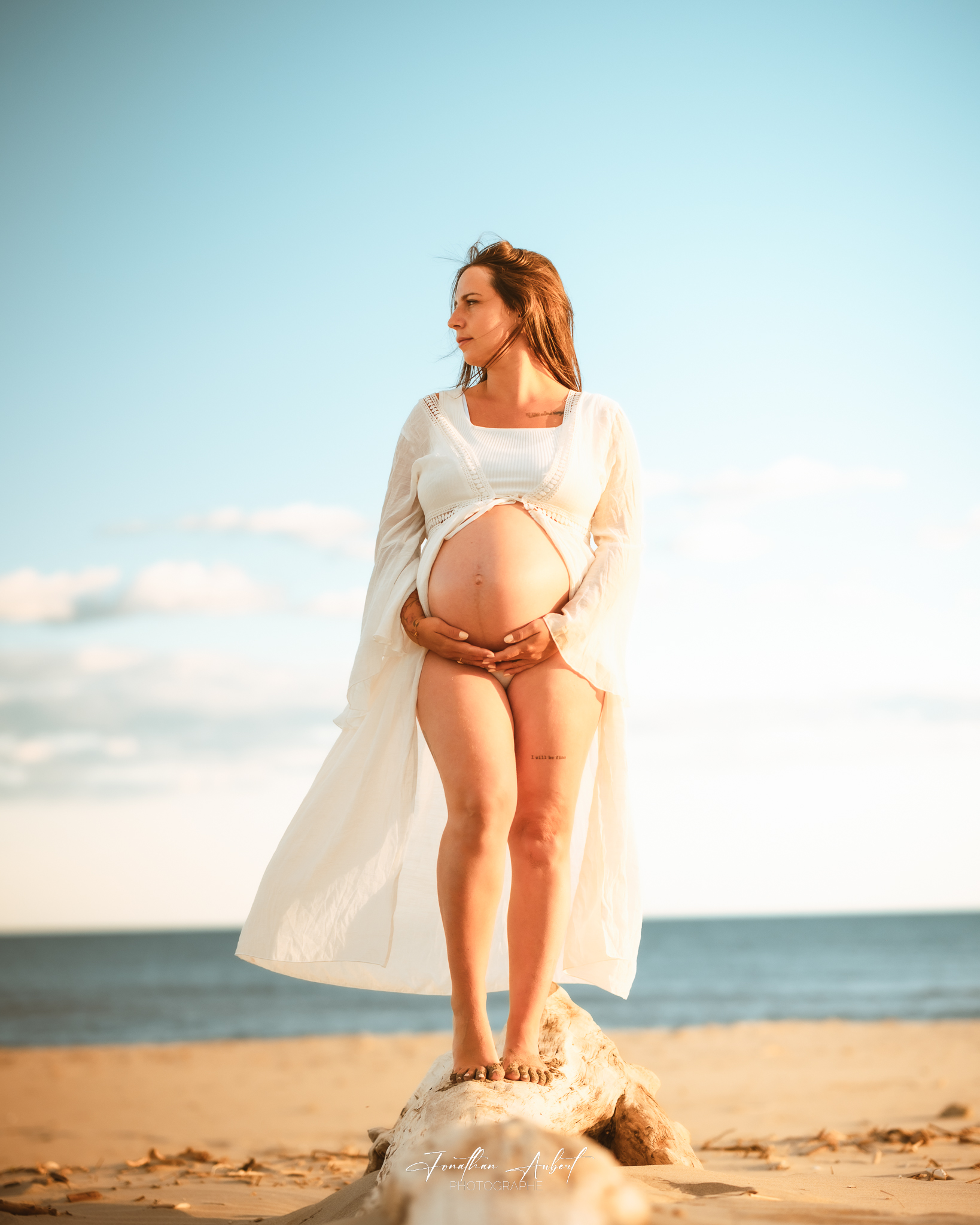 Portrait grossesse debout en bord de mer